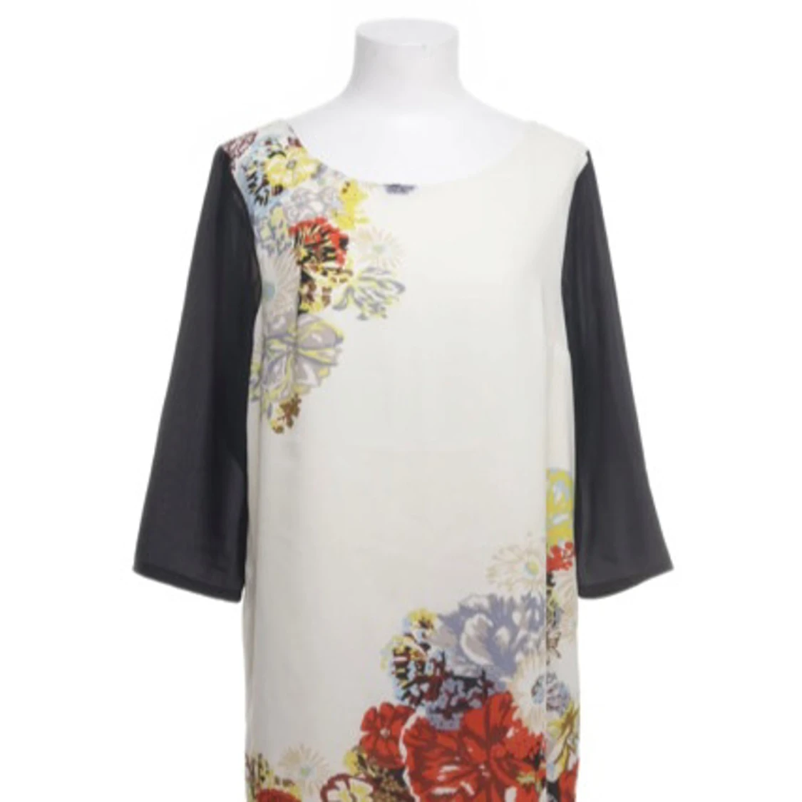 Blommig klänning med trekvartsärm