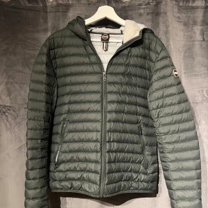 Colmar Jacka - Sjukt snygg Colmar Jacka i olivgrön färg med vit insida. Passar perfekt till våren eller till och med vintern nu! Inga tecken på användning, som ny! Skulle säga att den passar dig som är 175! Tror storleken är 46-48 vilket motsvarar S!