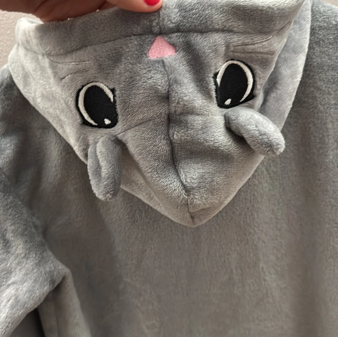 Grå hoodie med texten 'MAGICAL' - 3