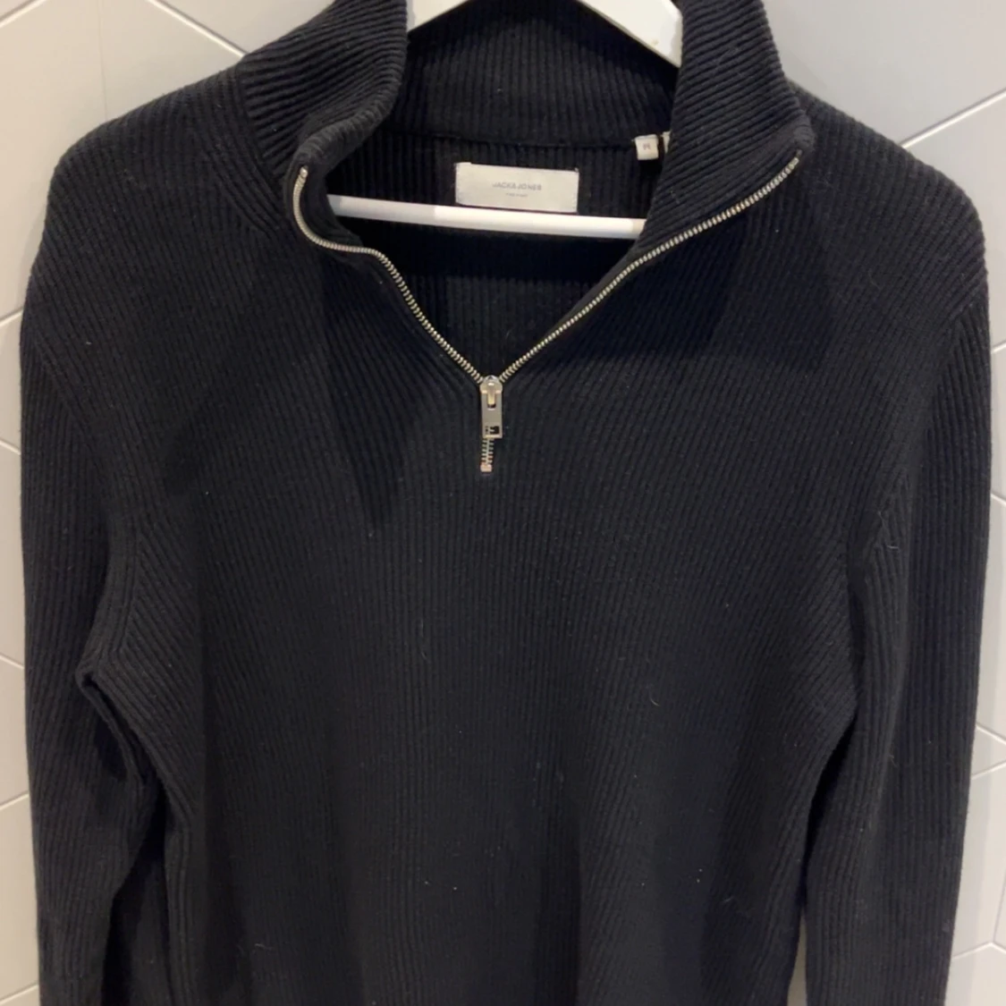 Svart ribbad tröja med dragkedja - 1