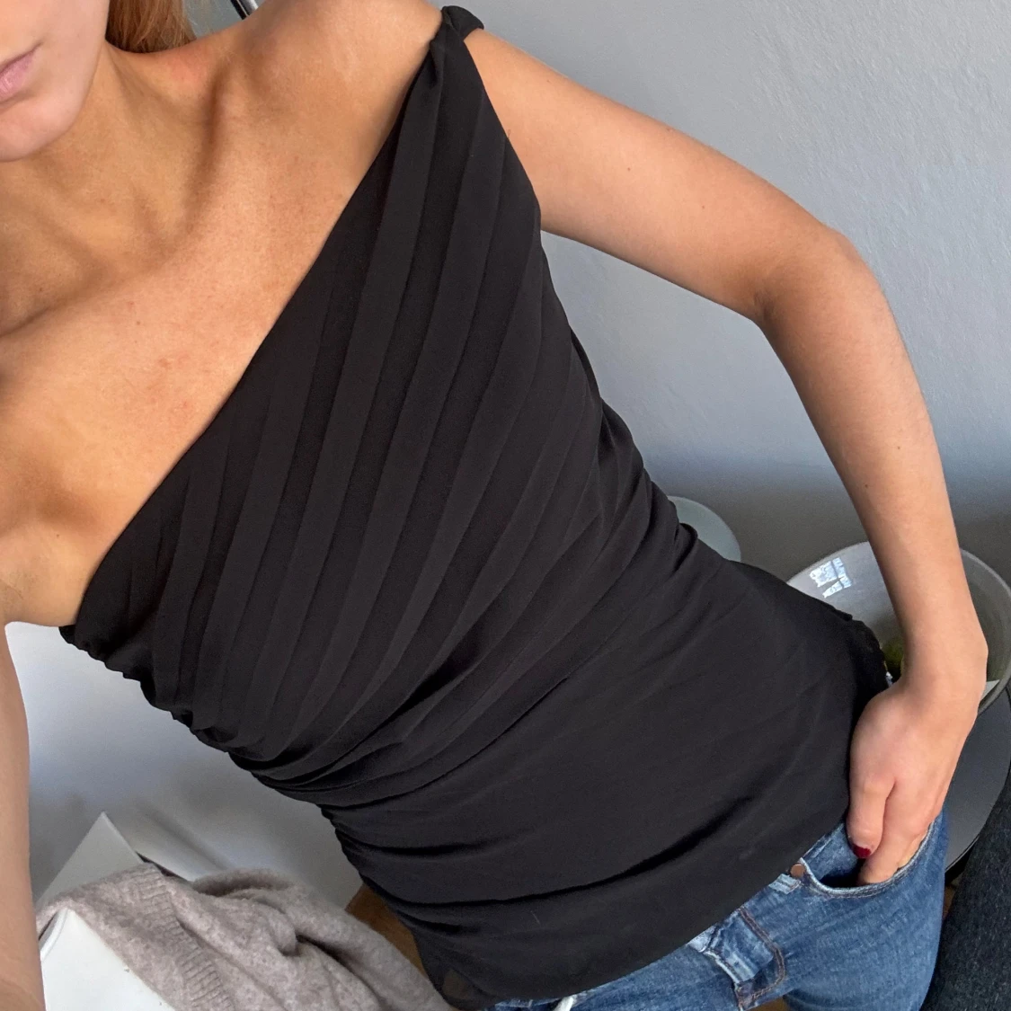 Svart oneshoulder topp
