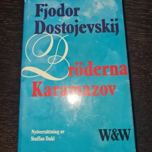 Bröderna Karamazov - Fjodor Dostojevskij  - En klassisk roman av Fjodor Dostojevskij, 'Bröderna Karamazov', i nyöversättning av Staffan Dahl. Boken har en blå omslag med titeln i röd och vit text. En djupgående berättelse om moral, tro och familjedynamik.
