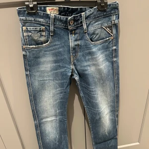Blå jeans från Replay - Blåa jeans från replay bra skick knappast använda säljer de pågrund av att de är små. Storlek: 30