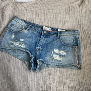 Jeans shorts - Så sjukt snygga jeans shorts med lite hål. Jeansen sitter lågmidjat.  Midjemått = 43,5💗