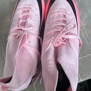 Rosa fotbollsskor från Nike - Helt nya inga skador perfekt till present 