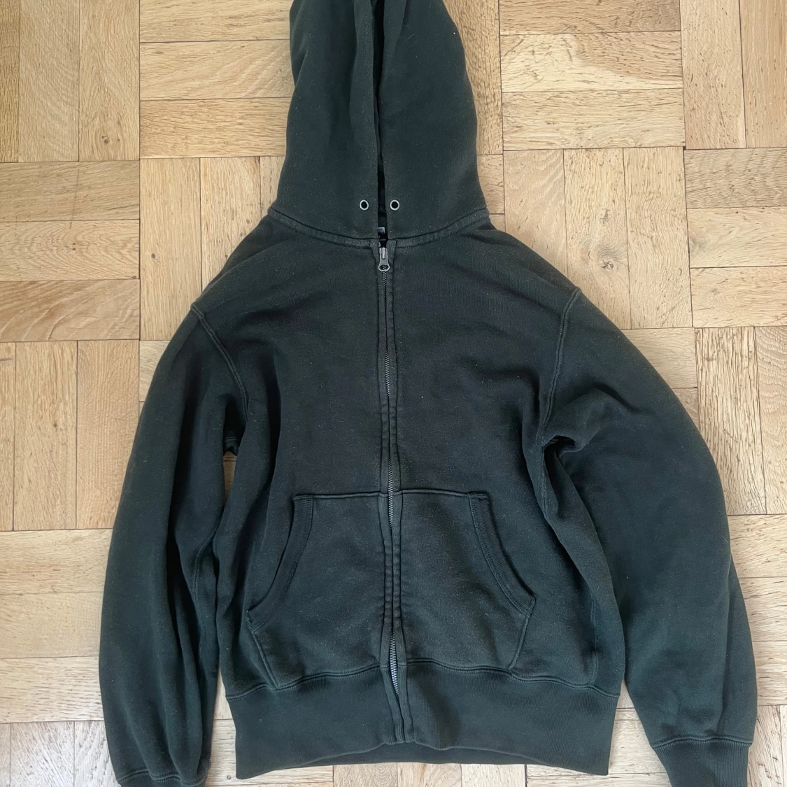 Mörkgrön hoodie från Uniqlo
