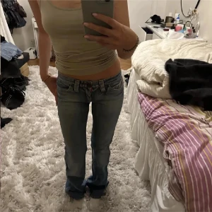 Blue retro low waist jeans - (Inte jag i bilden) Snygga blåa jeans med bootcut och låg midja, säljer på grund av att de tyvärr är för små för mig. Midjemåttet rakt över är 37 cm och innerbenslängden är 70 cm 💞