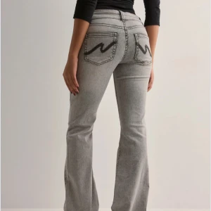 Gråa bootcut jeans - Säljer mina gråa bootcut jeans ifrån nelly, säljer då dem inte kommer till användning. Har bara använts 1 gång. Strl 38. Nypris 699, mitt pris 500💓