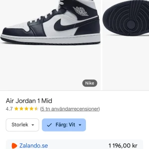 Air Jordan 1 Mid - Snygga Air Jordan 1 Mid sneakers i en klassisk svart och vit färgkombination. Skorna har en hög design med snörning och den ikoniska Nike-loggan på sidan. Perfekta för en stilren look.