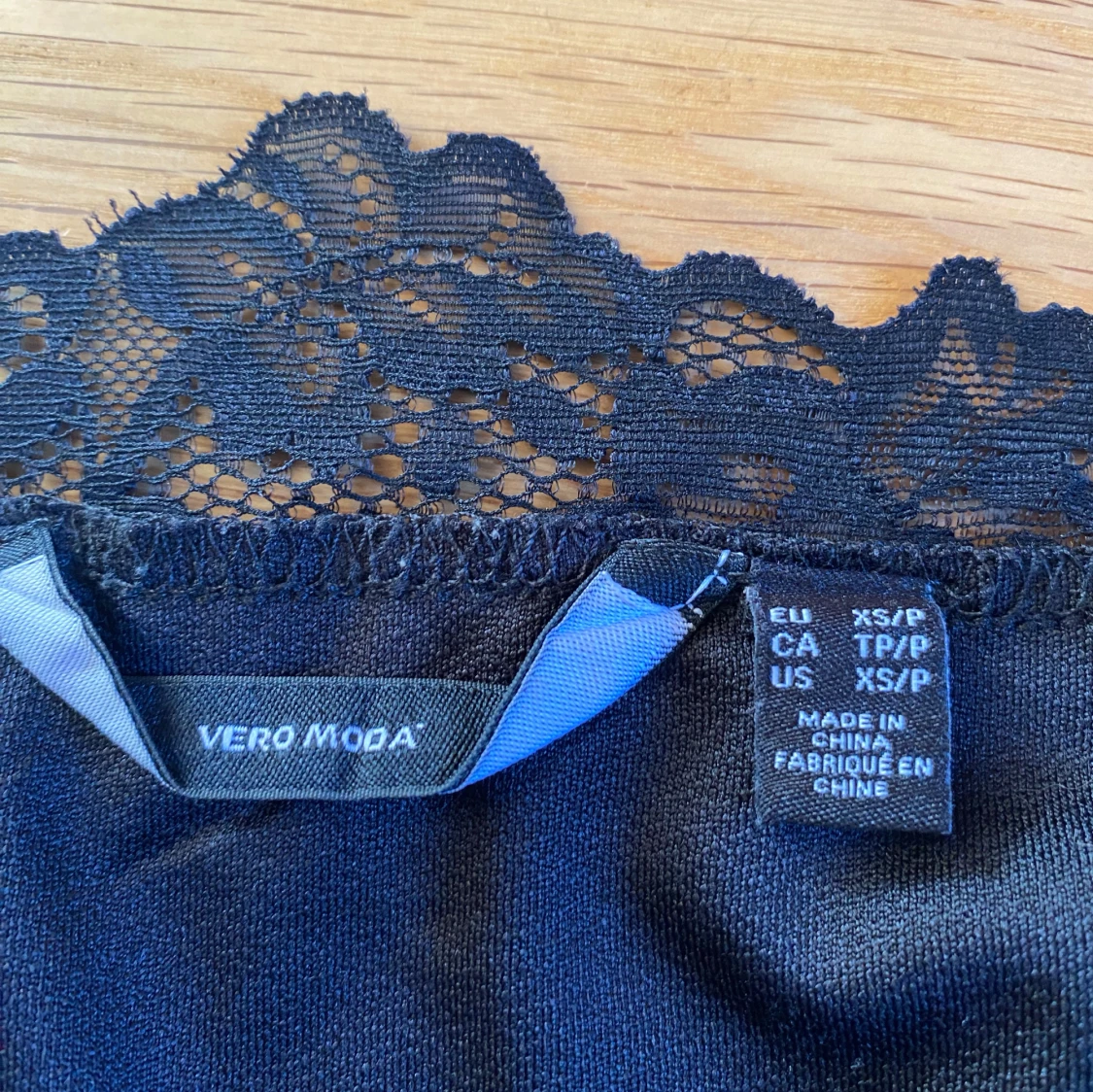 Svart linne med spetsdetaljer från Vero Moda - 1