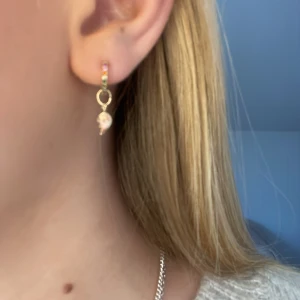 Guldörhängen från Lottahasselblad❤️ - Snygga guldörhängen med små regnbågsfärgade stenar och hängande berlocker i form av halva hjärtan. Köptes från lottahasselblad och säljer nu på grund av att jag gillar silver mer! De går inte att köpa längre men liknande finns! Nypris på de liknande örhängena ligger runt 300 för ett. Hör av er vid minsta lilla fråga!💕