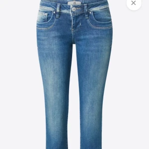  ltb Blå jeans med bootcut - Snygga blå jeans med en klassisk bootcut-stil. De har en knapp och dragkedja framtill samt fickor både fram och bak. LTB i storlek 25-34 fick dem i julklapp men tycker inte de passar mig inga defekter helt nya 