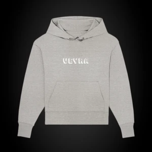 Grå hoodie från Veyra - Säljer en stilren grå hoodie från Veyra med tryck av text och en planet på baksidan. Hoodien har en klassisk känguruficka och justerbar huva med dragsko. Perfekt för en avslappnad look!