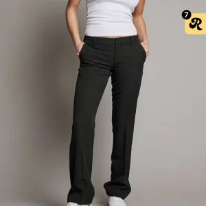 Bikboks Vera kostymbyxor - !INTRESSEKOLL! Jag vill kolla om det finns intresse av att köpa dessa trendiga kostymbyxor, då de är försmå i benen på mig. Bara att höra av dig om det finns några frågor eller funderingar. Kan skicka egna bilder privat.💗