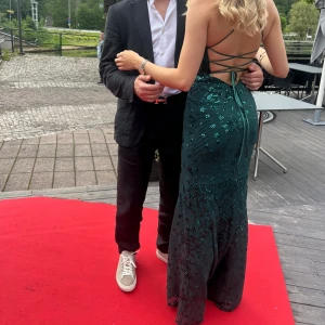 Grön balklänning  - Grön balklänning från märket Lulus i strlk S💕Nyskick