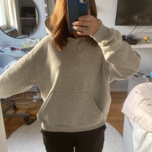 Gina hoodie  - Säljer denna då den ej kommer till användning, den är i bra skick