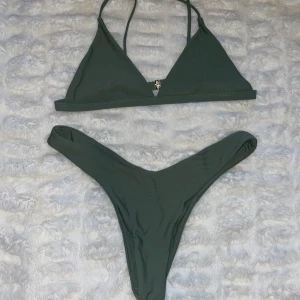 Grön bikini - Grön bikini från Shein i storlek M💚 Ob! Bikinin har inga inlägg!