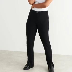 Byxor - Kostymbyxor med hög midja och slits nertill från Gina Tricot, helt nya med lappen kvar. Nypris var 499,- 