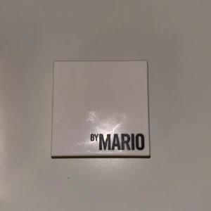 Makeup by Mario Highlighter  - Säljer nu min Makeup by mario Master secret glow highlighter. endast testad på hand, aldrig använd. ✨ säljer pga av att jag trodde den skulle ha en annan formula o vet inte riktigt hur jag ska använda den så den har tyvärr bara stått o samlat damm