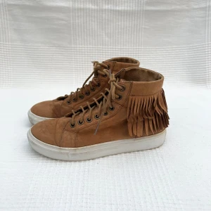 Fransskor - Sneakers med fransar från Soho. Innersula mått: 23,5 cm 💕