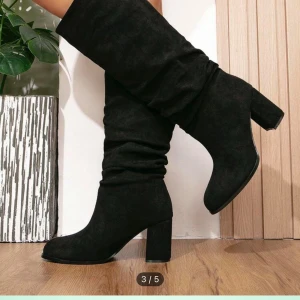 Stövletter - Säljer klackskor/stövletter då de inte kommit till användning. Supersnygga. Köptes för 429kr 🩷aldrig använda endast testade