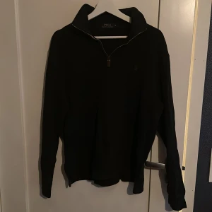 Polo Ralph Lauren half zip mörkgrön - Använt skick men bra Köpt beggad men aldrig andvänd av mig så säljer den tycker den sitter större än en vanlig S