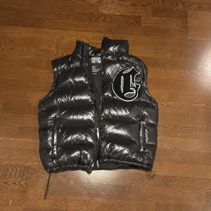 Crvdae jacka/väst - Crvdae jacka som man kan göra till en väst. Oanvänd och ordinarie pris 2215kr. Kvitto finns