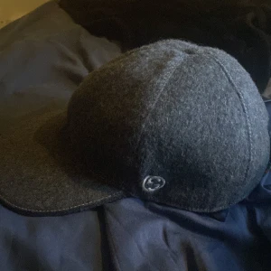 Gucci keps  - Exklusiv Gucci keps köpt för länge sen finns inget kvitto, lite sliten på bandet där bak men annars inga skador. Storlek S 