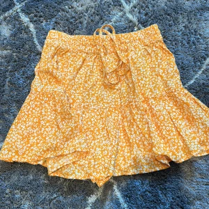 Fin orange kjol - 37cm i längd och väldigt bra skick knappt andvänt.🌼🧡