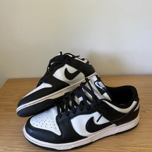 Jordans strl 45 - Jordans i mycket fint skick i storlek 45.  Liten repa på höger sko, men inget man tänker på. Se bild. Djur- och rökfritt hem ✨