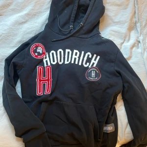 HOODRICH - (pris kan diskuteras vid intresse)  säljer nu min hoodrich tröja då den aldrig används längre.Tyvärr som man ser på bilden är den lite sönder på plasten vid snöret men inget man tänker på. Super skön och använd få gånger.