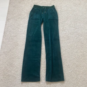 Gröna Juicy Couture - Helt nya juicy byxor, oanvända utan defekter. Skriv för frågor eller andra funderingar🥰pris går att diskutera 