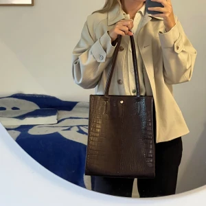 Superfin dator/skolväska - Jättefin brun väska med datorfack, perfekt till hösten som skolväska! 🤎Mycket fint skick, från Åhléns nypris ca 450kr. Mått ca 34x29x8cm.