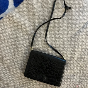 Liten kuvertväska  - Fin liten kuvertväska från H&M, passar till det mesta 🖤 Ca 21x15 cm