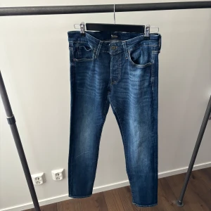 3 PAR JEANS 599 - 3 st JACK & JONES jeans 1. Modellen regular/clark, W30 L32 2. Modellen slim/glenn, W31 L32 3. Modellen slim/glenn, W30 L32  Tveka inte på att höra av er!  