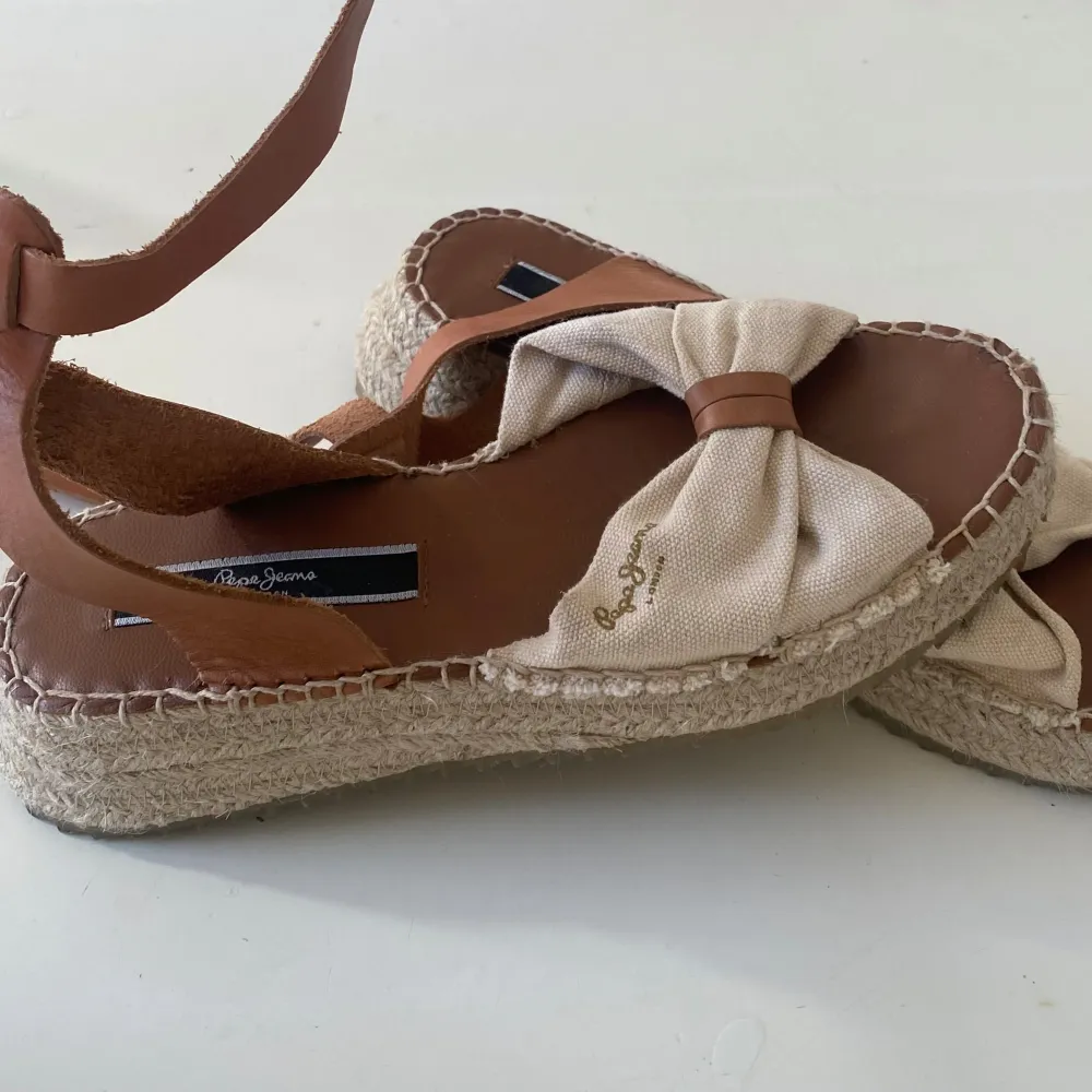 Helt oanvända! Pepe Jeans Sandaletter med kilklack - off white Storlek 36. Skor.