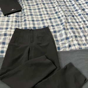 Kostymbyxa zara  - Svart kostymbyxor från zara i gott skick! 