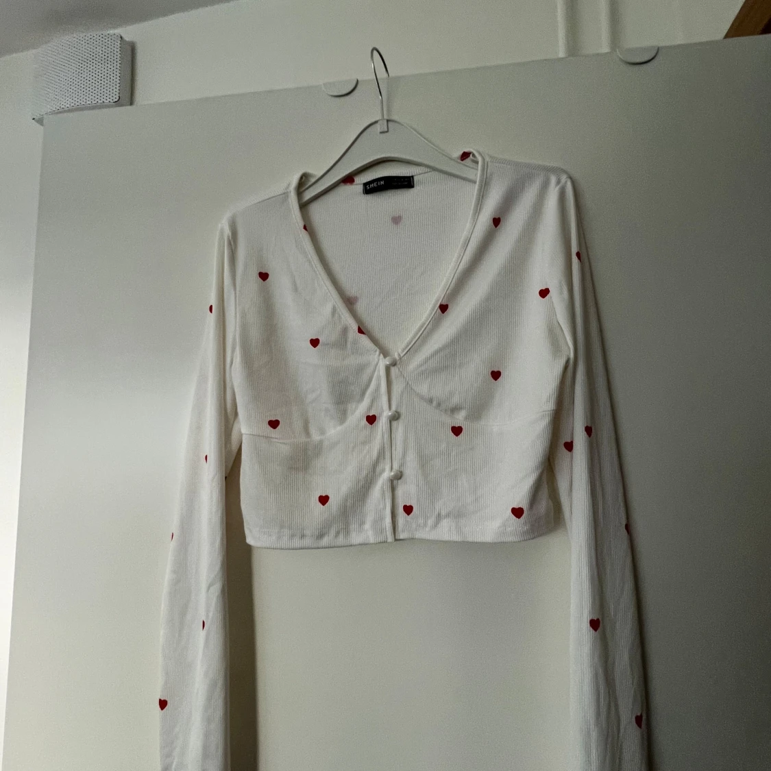 Vit blus med hjärtan