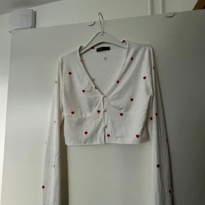 Vit blus med hjärtan  - Vit blus med hjärtan, helt oanvänd! 