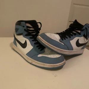 Nike air jordan 1 Retro High Og Denim - Hejsan säljer dom för de ej kommer till användning   Storlek 45   Fråga om fler bilder:)   Används men ingeg farligt  Pris 250kr  Mvh