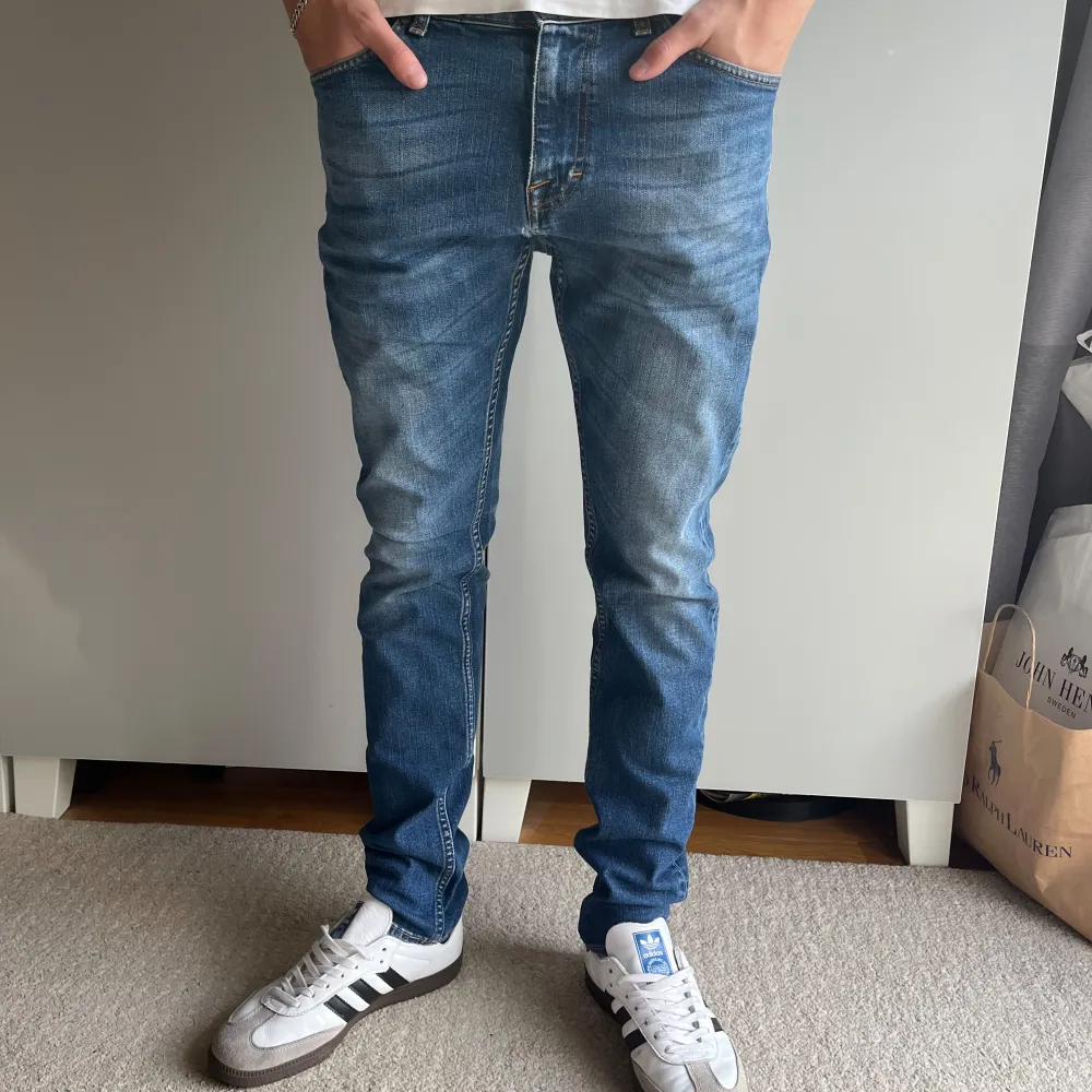 Tja! Säljer detta schyssta paret Tiger of Sweden jeans! Två repor, där av pris! Nypris ish 1600kr, mitt pris 99kr! Vid minsta fundering tveka inte att kontakta mig via pm! //Nils. Jeans & Byxor.