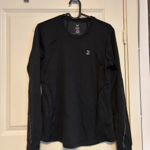 Träningströja  - En grågrön tröja. Stretch. Reflex på rygg och armar. Har hål för tummarna. Tränings tröja 