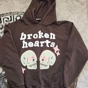 Broken Planet hoodie medium 3d print - Köpte ett tag sen, gillar inte den typen av stil längre. Pris kan diskuteras:D