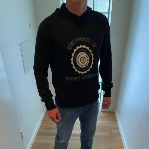 Saint laurent cashmere hoodie - Säljer en cashmere hoodie från Saint laurent. Storlek L men sitter som M. Bra skick! Nypris ca 9000kr
