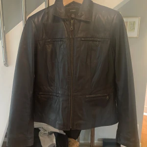 Snygg skinjacka  - Snygg äkta läderjacka. Stl L men skulle säga mer som en M. Perfekt brun färg nu till hösten. 