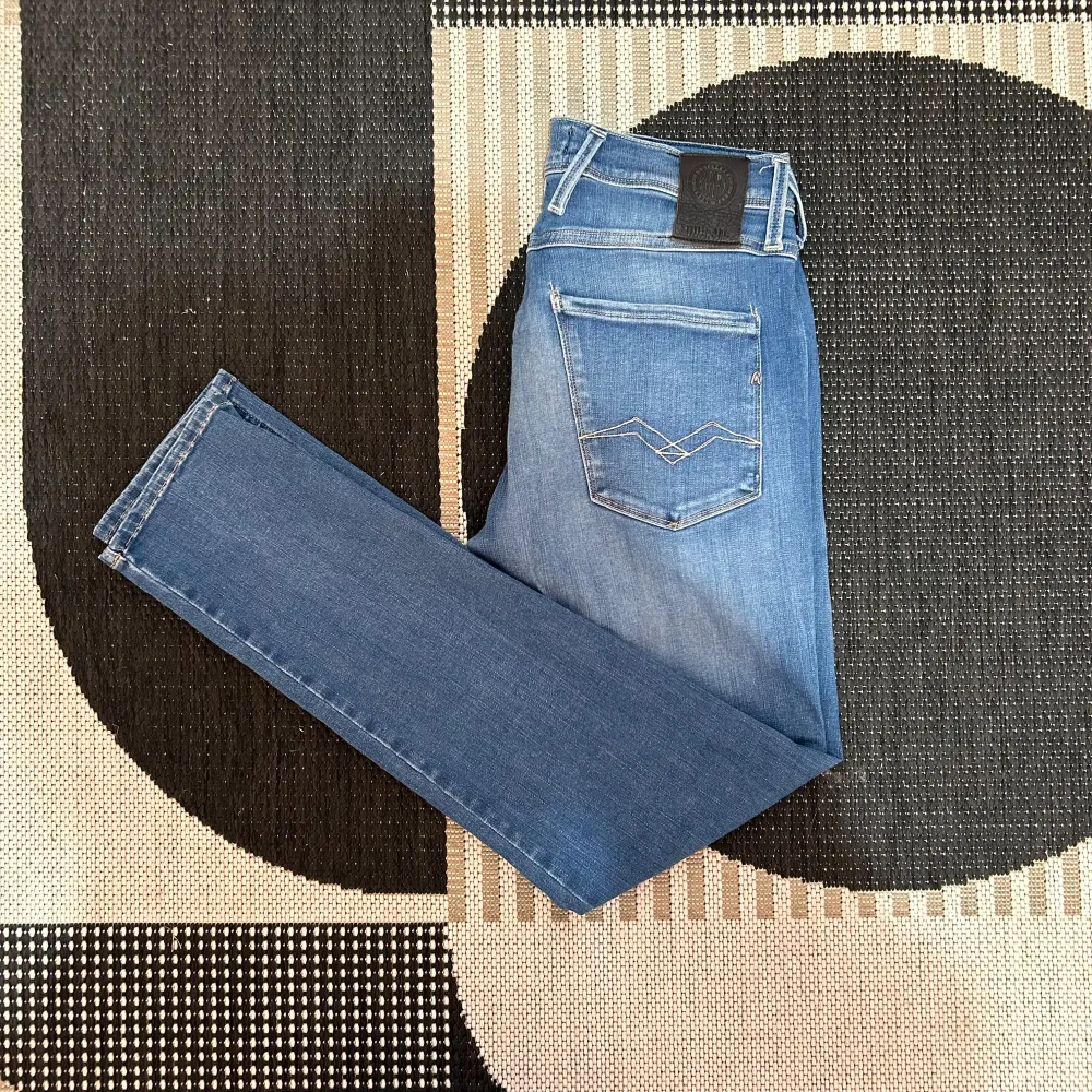 Tja, säljer dessa snygga Replay jeans, i ett mycket gott skick, hör av er vid frågor samt övriga funderingar . Jeans & Byxor.