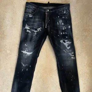 Hej. Säljer dessa heläkta Dsquared2 jeans inköpt på NK. Kvitto och tags finns. Inköpt för ca 6k. Storleken på dessa är IT 52, vilket motsvarar XL, men sitter mer som L pga den tajta passformen.