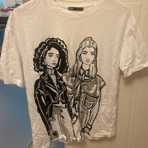 t-shirt  - säljer denna jätte fina t-shirten från zara då den inte kommer till användning. den är i helt nytt skick. pris kan diskuteras💕