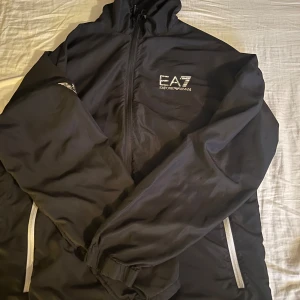 Tunn jacka, emporio armani  - Tunn jacka ifrån Armani, inte mycket använd men har fått slitningar vid märket som syns på bild.