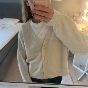 Stickad kofta - Snygg och trendig kofta från vero Moda, slutsåld! 